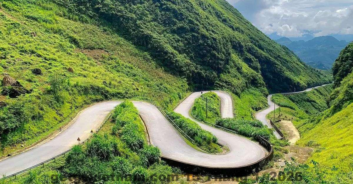 Nhân viên tại KYKY Hotel được biết đến với sự tận tâm và chuyên nghiệp, luôn sẵn sàng hỗ trợ du khách.