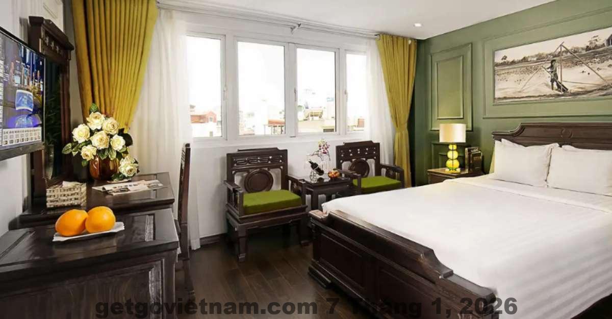 Phòng nghỉ Hanoi Sunshine Hotel với nội thất gỗ phong cách cổ điển