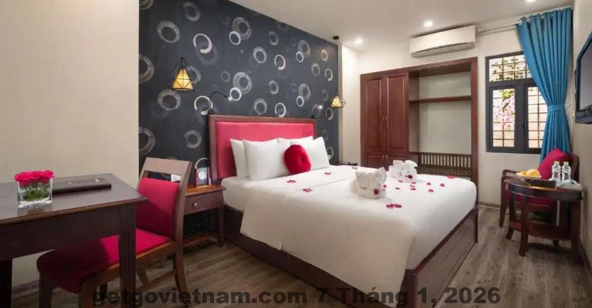 Mặt tiền Holiday Emerald Hotel nằm trên phố Hàng Mành – trung tâm Phố Cổ Hà Nội