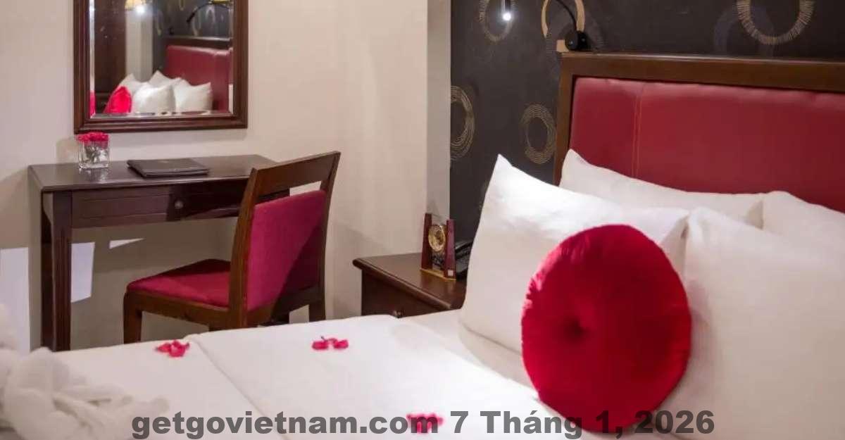 Khu vực lễ tân Holiday Emerald Hotel với nhân viên thân thiện, hỗ trợ khách nhiệt tình