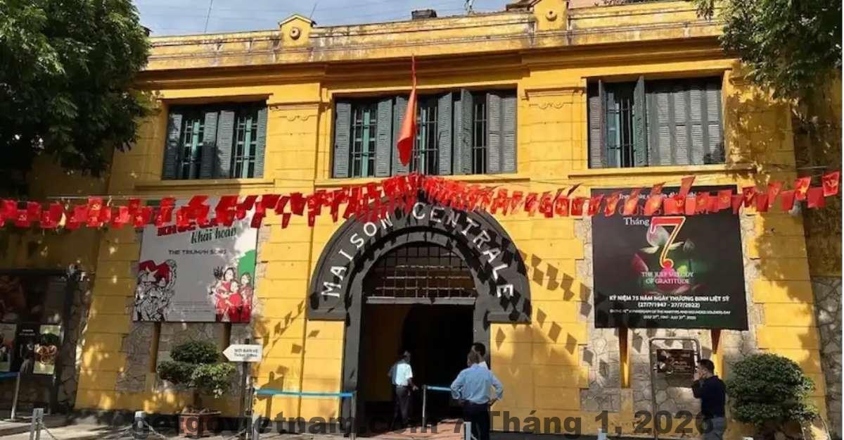 Khu vực ăn sáng tại Holiday Emerald Hotel với các món Á – Âu cơ bản