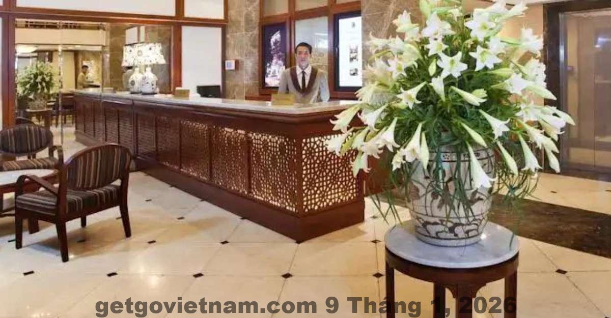 Phòng nghỉ tại Conifer Boutique Hotel với nội thất gỗ, tông màu trầm và ánh sáng ấm