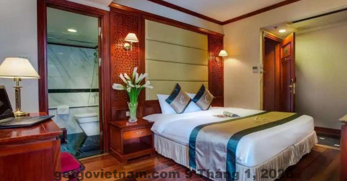 Khu vực ăn sáng tại Conifer Boutique Hotel gọn gàng với thực đơn buffet cơ bản