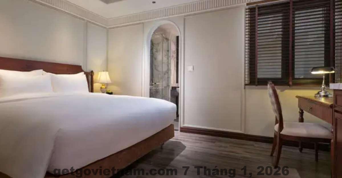 Nhân viên lễ tân GRAND HÔTEL du LAC Hanoi thân thiện và chuyên nghiệp