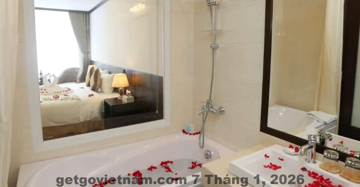 Không gian phòng ngủ thực tế tại M Village Hotel Thợ Nhuộm
