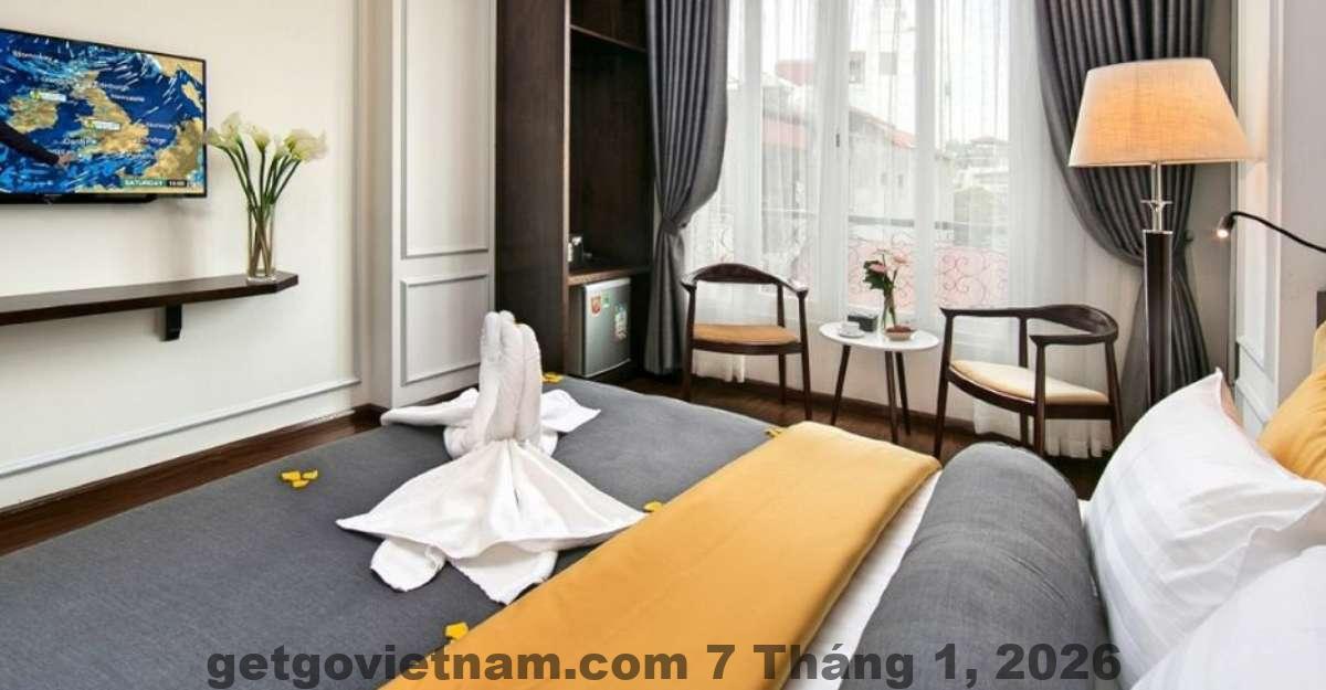 Khu vực ăn sáng Mayflower Hotel với không gian nhỏ và menu đơn giản