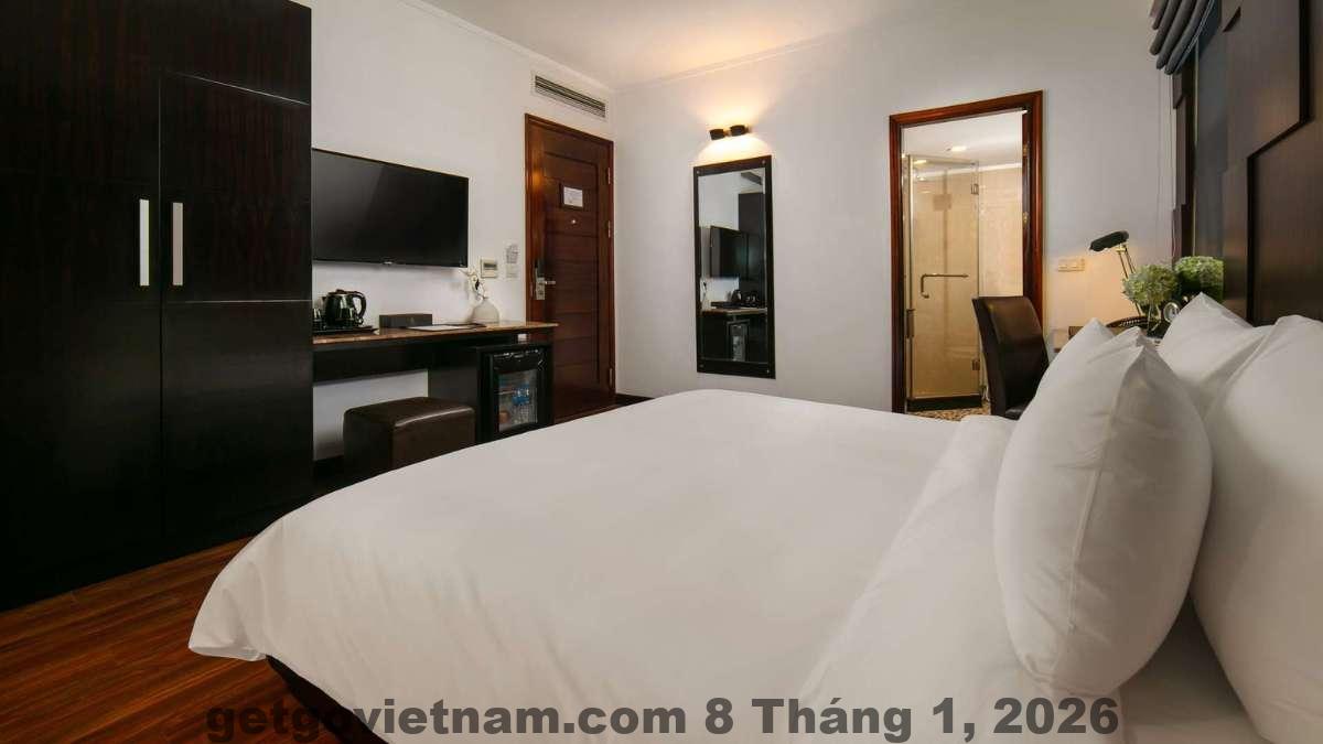 Khu vực ăn sáng tại La Nueva Boutique Hotel Hanoi với buffet đơn giản