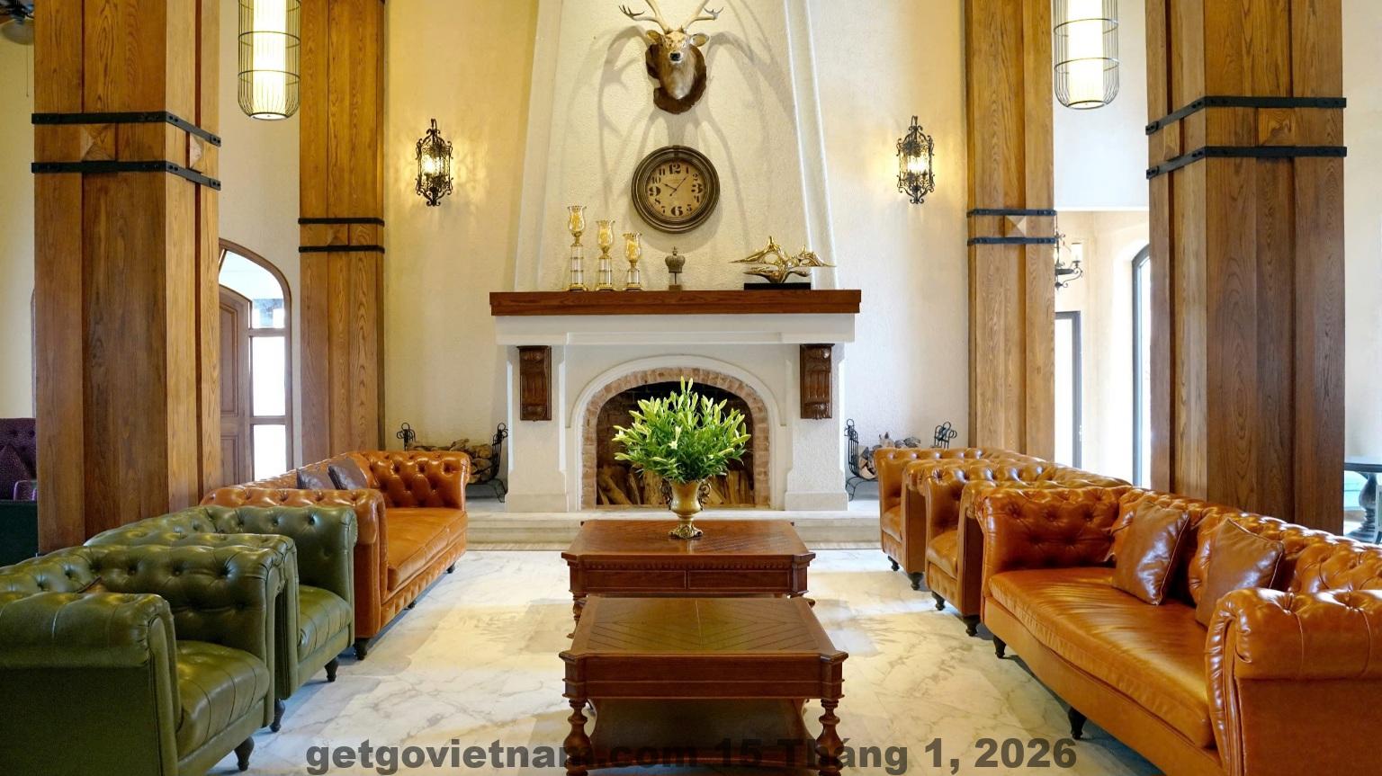 Nhân viên lễ tân Venus Hotel 2 hỗ trợ khách thân thiện