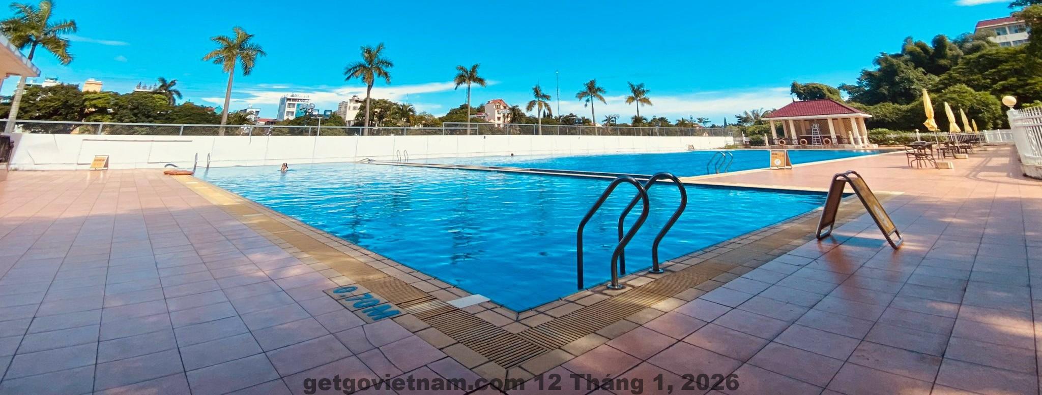 Hồ bơi ngoài trời rộng lớn, sạch sẽ, lý tưởng để thư giãn