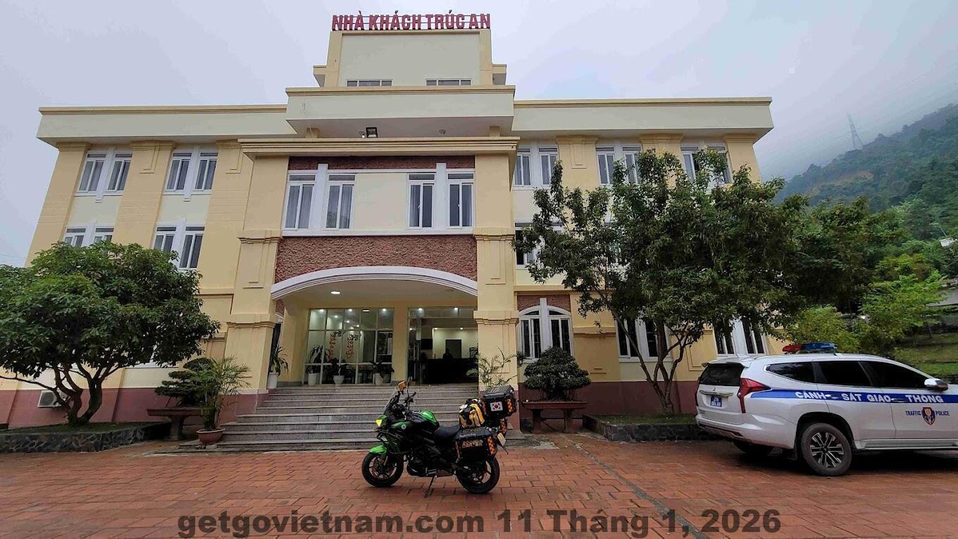 Khách sạn Thanh Bình Mường Lay nhìn từ bên ngoài, nằm gần hồ sông Đà với không gian yên tĩnh