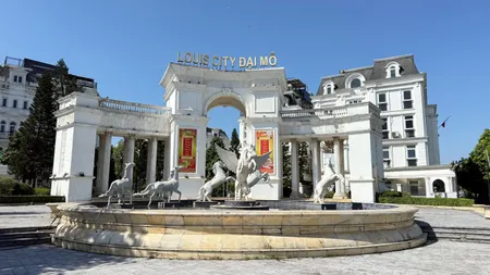 Không gian phòng nghỉ tại Royal Louis Hotel với thiết kế hiện đại cơ bản