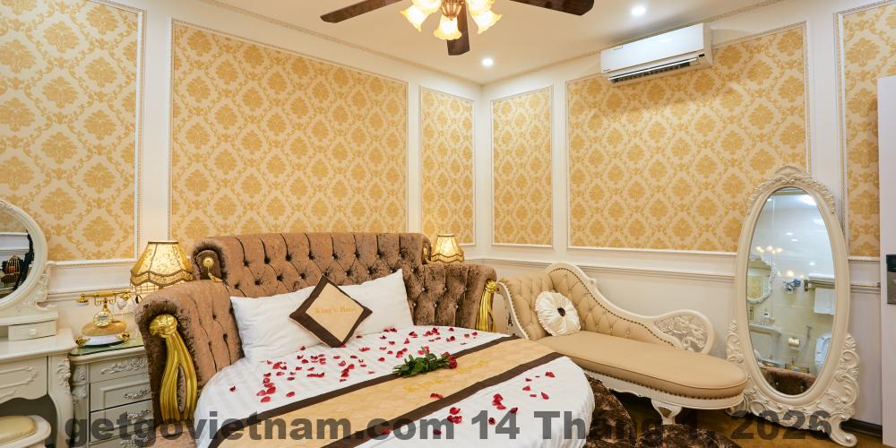 Phòng ngủ tại King’s Hotel Dịch Vọng với giường lớn, nội thất đơn giản