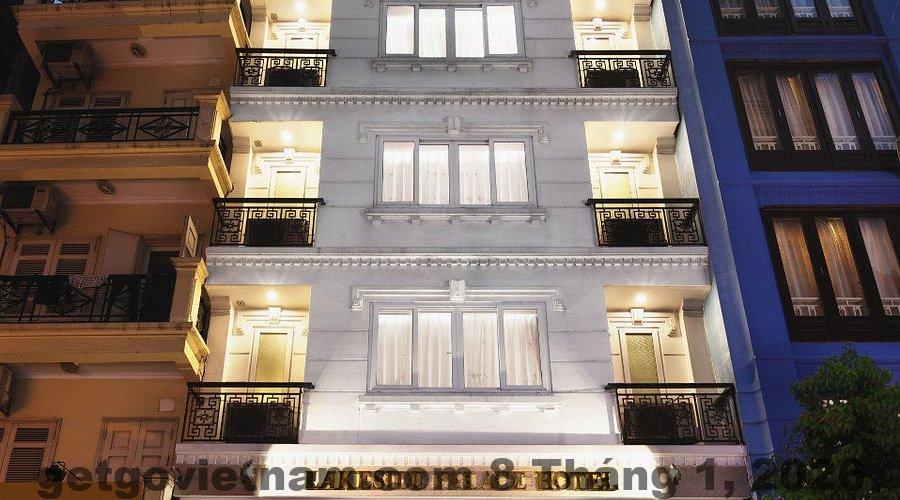 Phòng khách sạn với không gian thoải mái, thiết kế hiện đại