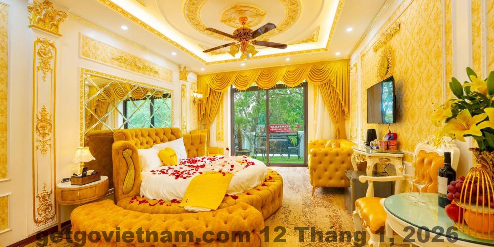 Quầy lễ tân KINGHOUSE HOTEL phục vụ nhanh gọn cho khách công tác