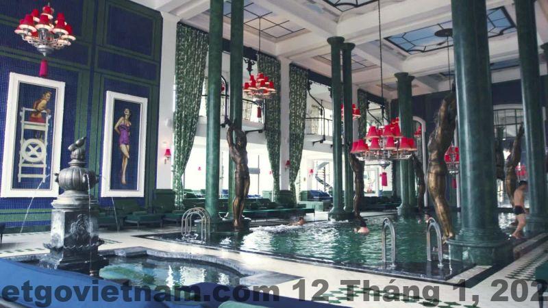 Hồ bơi trong nhà Hotel De La Coupole Sapa với thiết kế sang trọng bậc nhất