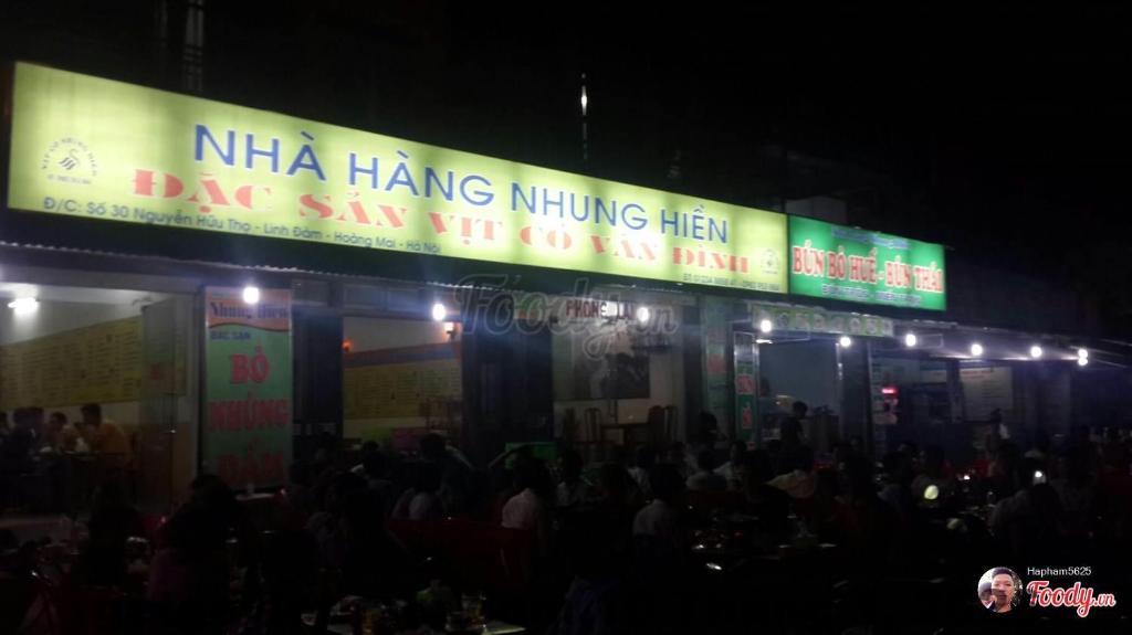 Không gian ngoài trời tại Ruby Lakeview Homestay thoáng đãng, lý tưởng để thư giãn và tận hưởng không khí trong lành