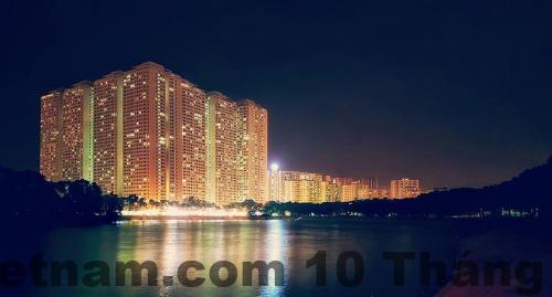 Phòng ốc tại Ruby Lakeview Homestay với nội thất gỗ tạo cảm giác ấm cúng