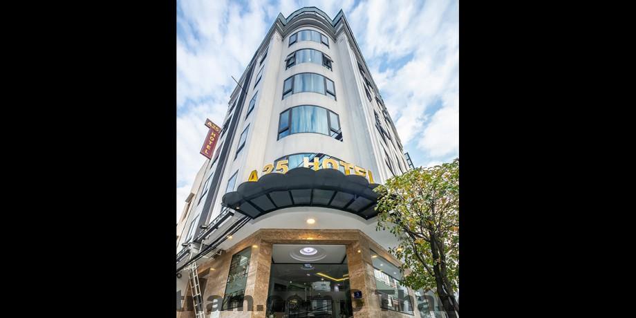 Lối vào ngõ Trung Kính dẫn tới HK Hotel, đường nhỏ, xe lớn khó quay đầu