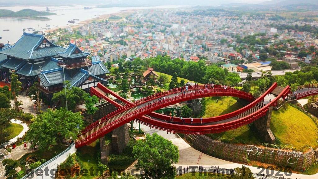 Khu vực lễ tân Minh Duc Hotel Hạ Long nơi khách được hỗ trợ check-in và tư vấn tour