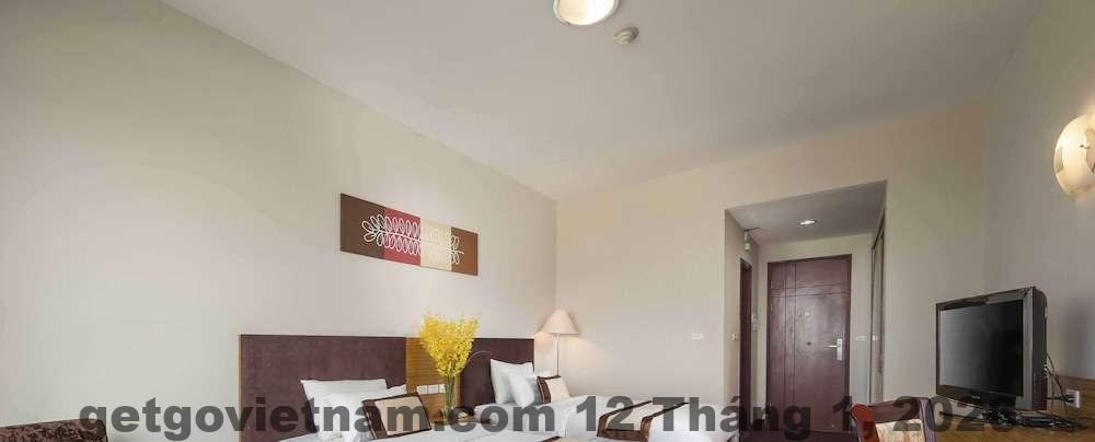 Phòng nghỉ tiêu chuẩn tại Khách sạn Mê Linh – VVMI với giường đôi, nội thất cơ bản và ánh sáng tự nhiên