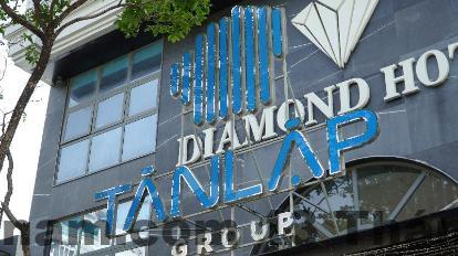 Nhân viên tại quầy lễ tân hỗ trợ khách hàng trong quá trình làm thủ tục