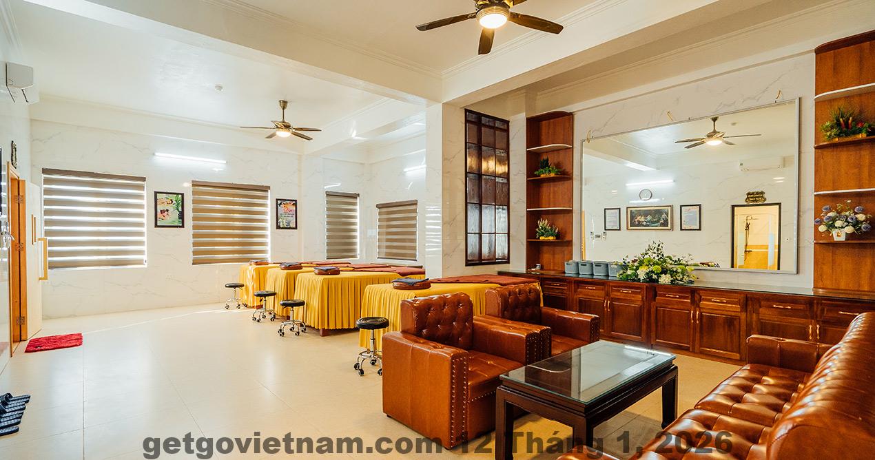 Hồ bơi tại khách sạn, nơi du khách có thể thư giãn và tận hưởng không gian yên tĩnh.