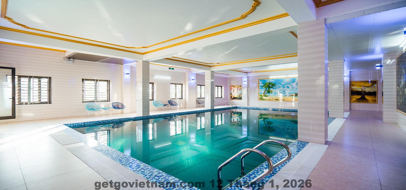 Nhân viên khách sạn đang hỗ trợ khách hàng, luôn mang đến sự thân thiện và chuyên nghiệp.