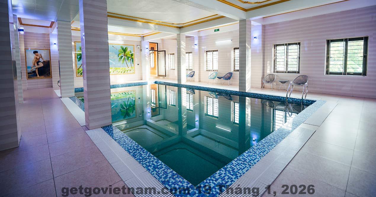 Hồ bơi ngoài trời tại khách sạn Nam Hồng