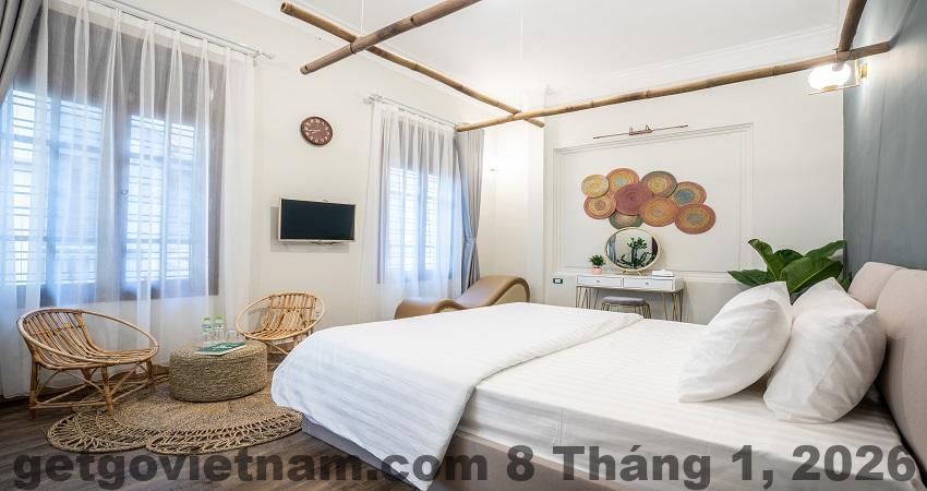 Khu vực lễ tân khách sạn Hovi Hoàng Cầu 3 với phong cách phục vụ cơ bản