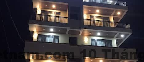 Phòng ngủ tiêu chuẩn tại Grace Hotel Thái Nguyên với nội thất truyền thống