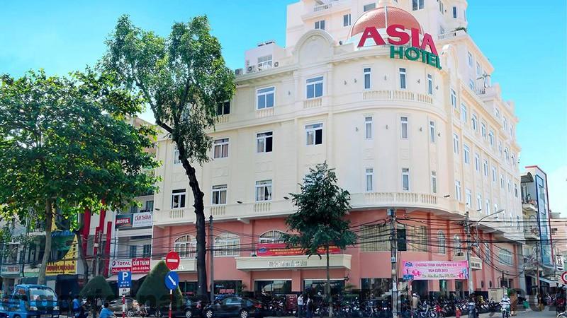 Hình ảnh nhân viên khách sạn thân thiện, luôn sẵn sàng hỗ trợ khách.