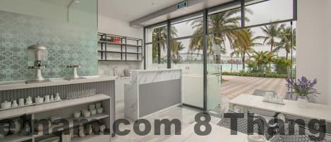 Nhân viên phục vụ tại khách sạn UNIQUE Creative Apartment w SKY View