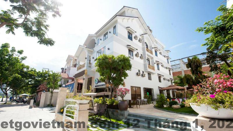 Khu vực ăn sáng đơn giản tại Hotel Del Luna Vân Đồn