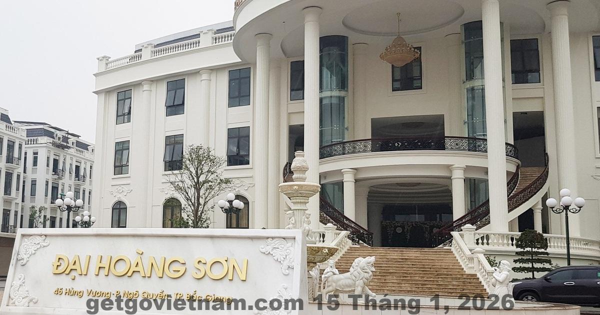 Khu vực ăn sáng tại khách sạn với thực đơn đơn giản, mang tính no bụng là chính