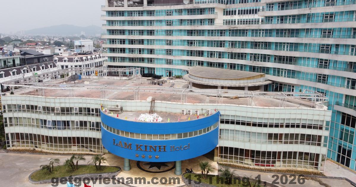 Nhân viên khách sạn Lam Kinh hỗ trợ khách hàng với thái độ niềm nở.