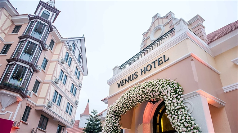 Không gian ăn uống đơn giản tại khách sạn Ánh Dương