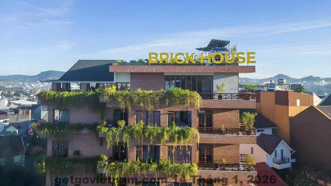 Khu vực lễ tân Brick Hotel Phú Thọ với nhân viên hỗ trợ thân thiện