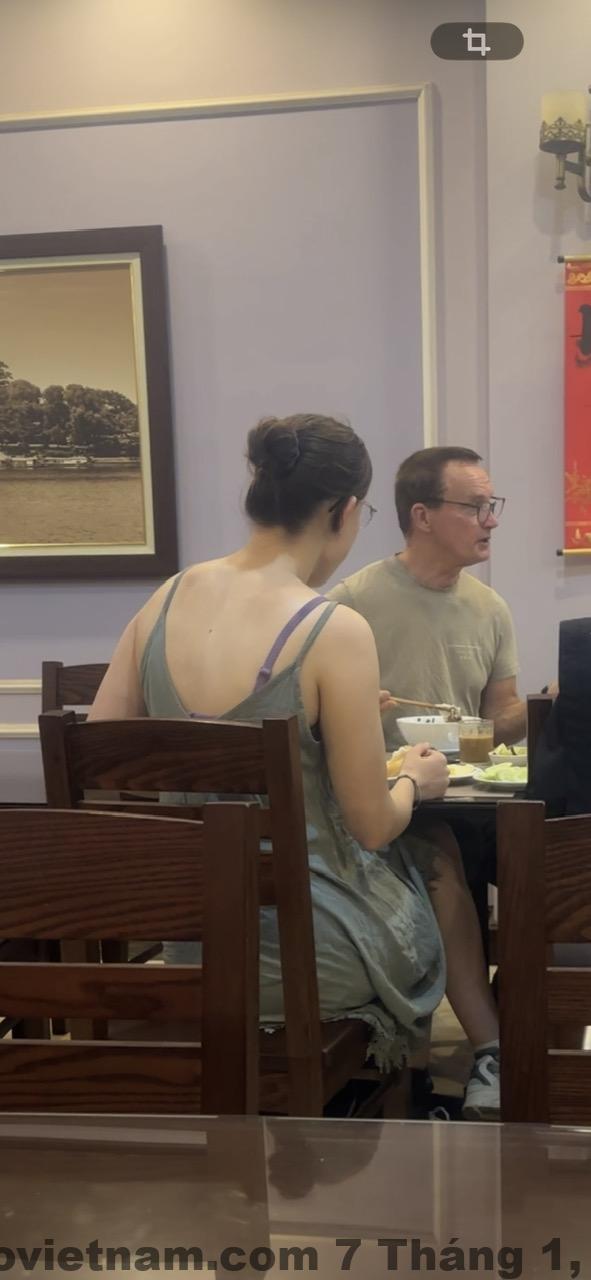 Nhân viên BINH ANH HOTEL thân thiện, hỗ trợ khách quốc tế