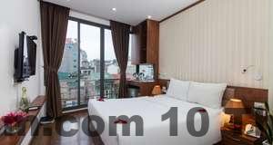 Hình ảnh nhân viên phục vụ tại Inearth Hotel, mang lại cảm giác thân thiện và chuyên nghiệp