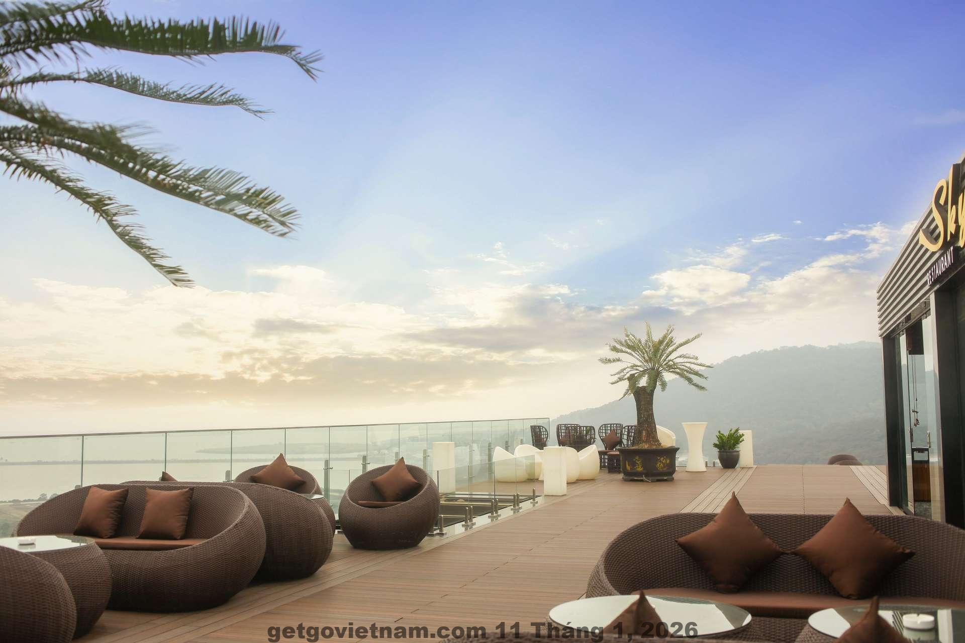 Nhân viên Elite Hotel Hạ Long thân thiện và hỗ trợ khách nhiệt tình