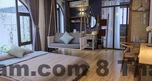 Nhân viên tại khách sạn hỗ trợ khách hàng tận tình