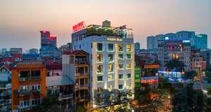 Phòng ngủ tại Romantique Hotel De Hanoi với nội thất gỗ và phong cách cổ điển