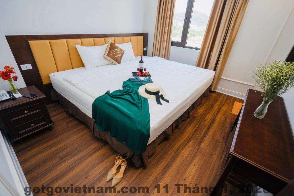 Phòng ngủ Hồng Ngân Hotel với nội thất cơ bản, diện tích vừa phải, ánh sáng tự nhiên