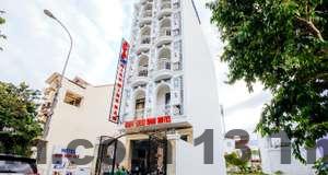 Một góc phòng ngủ tại Tulip Hotel, với nội thất đơn giản nhưng đầy đủ tiện nghi.