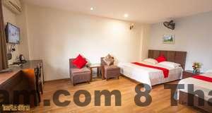 Phòng dorm tại Nhà lưu trú Tuna với giường tầng, tủ khóa cá nhân và không gian gọn gàng