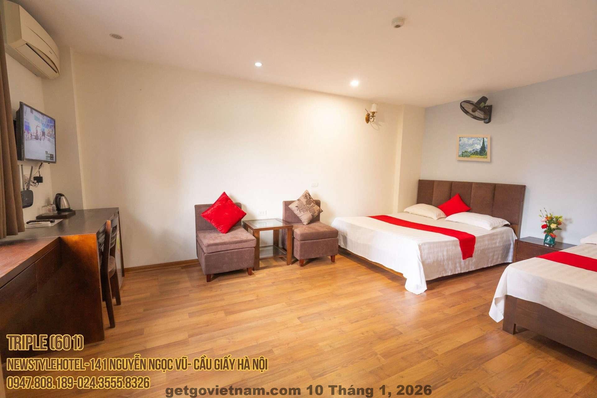 Phòng ngủ tại HOTEL HOÀNG GIA với nội thất đơn giản và giường đôi