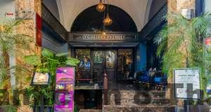 Phòng ngủ La Sinfonía Citadel với nội thất gỗ ấm, thiết kế Indochine hiện đại