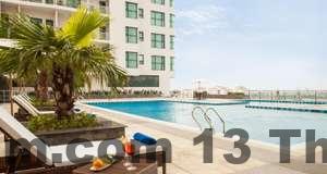 Hồ bơi rộng rãi và thoáng mát, một lựa chọn lý tưởng để thư giãn sau một ngày khám phá Hải Phòng.