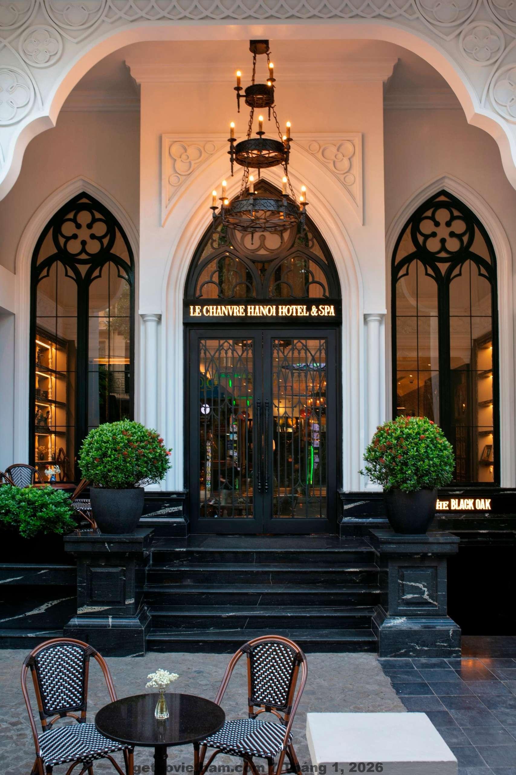 Phòng ngủ GRAND HÔTEL du LAC Hanoi với nội thất hiện đại, tông màu trầm