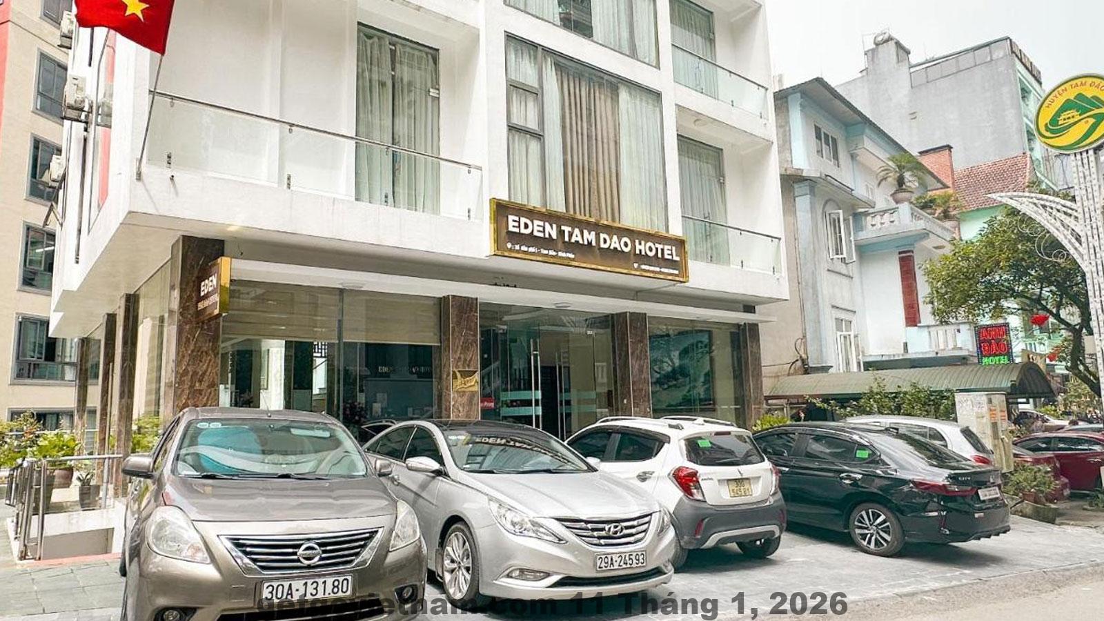 Khu vực lễ tân khách sạn Eden Tam Đảo với nhân viên thân thiện hỗ trợ khách